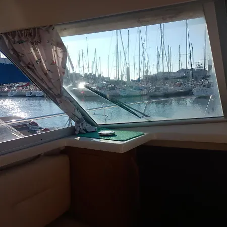 Nuit Insolite A Bord Du Bateau Exocet Iii Hotel na wodzie